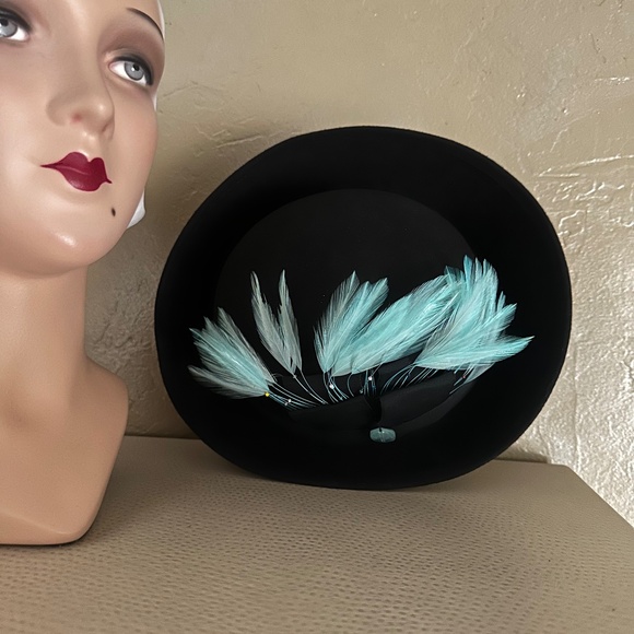 DRAMATIC 1940s\' BLACK FELT \
